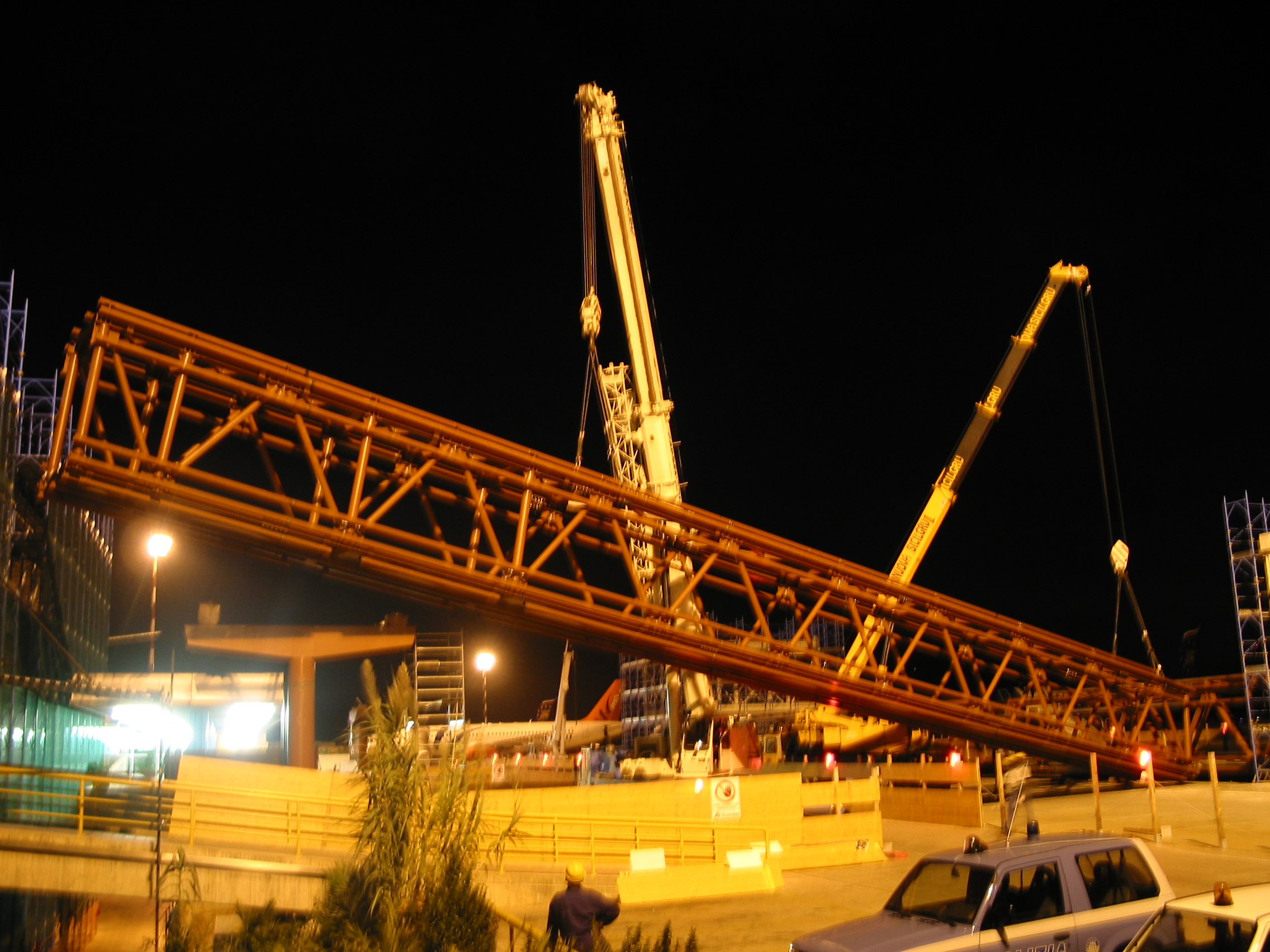 Uno scatto durante le fasi di installazione delle nuove passerelle durante la notte per non disturbare il flusso aereo. 
